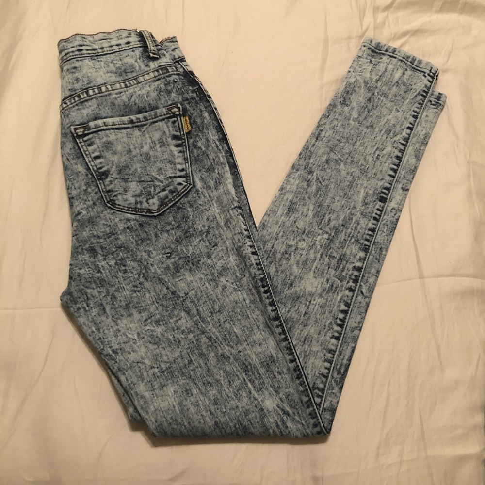 Super high waisted denim washed jeans.